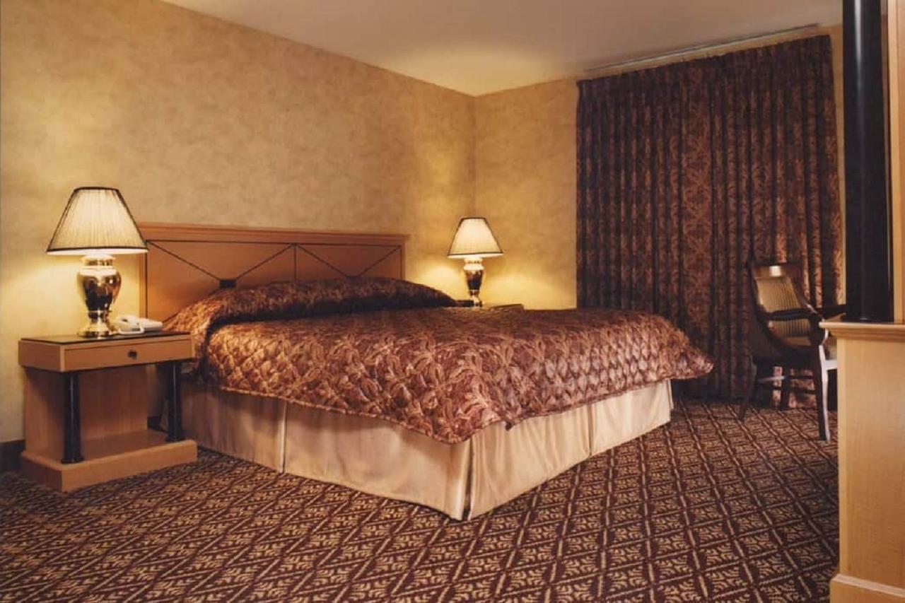 The Bertram Inn & Conf Ctr Trademark Collection By Wyndham Aurora Extérieur photo